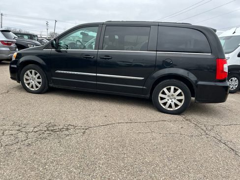 Used 2013 Chrysler Town & Country Touring image 26