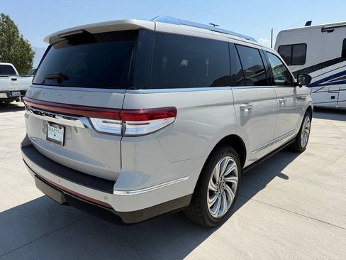 Used 2022 Lincoln Navigator Reserve AWD/4WD image 3