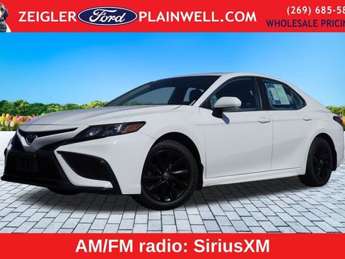 Used 2024 Toyota Camry SE image 1