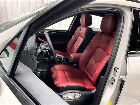 New 2026 Porsche Macan image 5