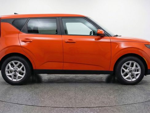 Used 2025 Kia Soul LX w/ LX Technology Package image 11
