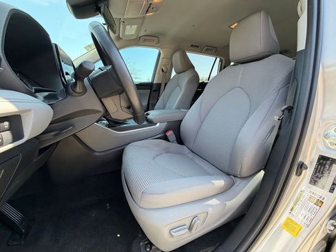 Used 2023 Toyota Highlander LE image 5