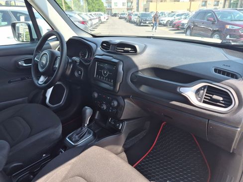 Used 2018 Jeep Renegade Latitude FWD image 31