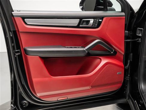 Used 2023 Porsche Cayenne Platinum Edition image 26