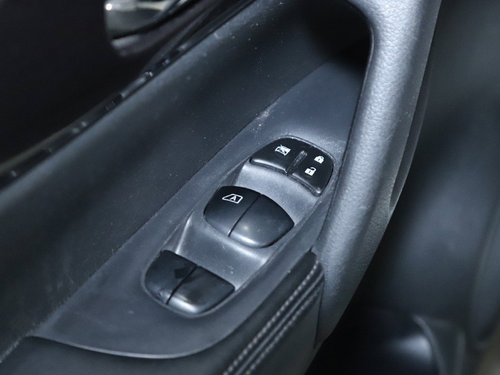 Used 2018 Nissan Rogue S AWD/4WD image 17