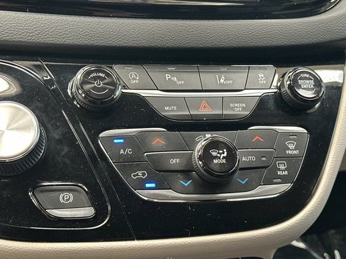 Used 2023 Chrysler Pacifica Touring-L FWD image 27