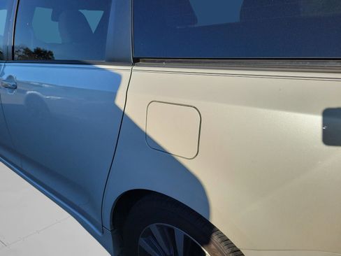 Used 2019 Toyota Sienna Limited image 11