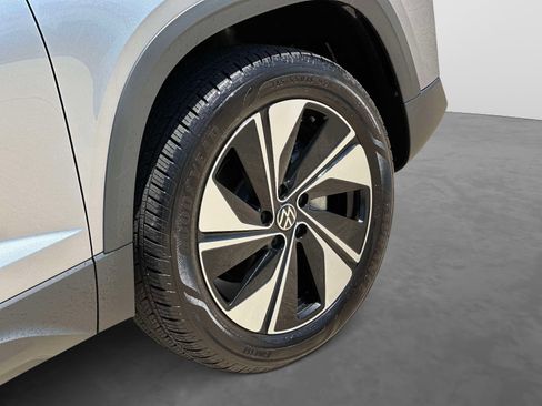 Certified 2025 Volkswagen Taos SE AWD/4WD image 7