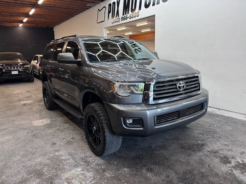 Used 2018 Toyota Sequoia SR5 AWD/4WD image 2