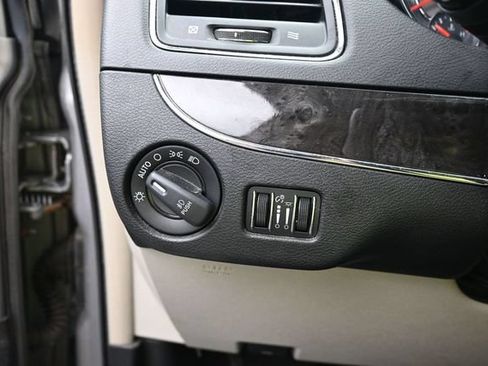 Used 2016 Chrysler Town & Country Touring w/ Driver Convenience Group FWD image 15