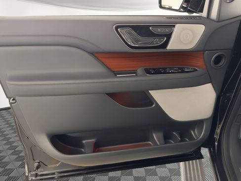 Used 2024 Lincoln Navigator Reserve AWD/4WD image 14