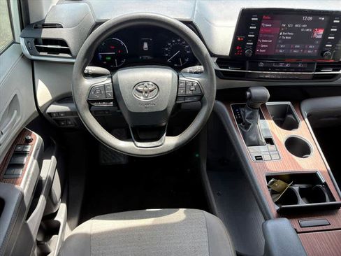 Used 2022 Toyota Sienna LE FWD image 4