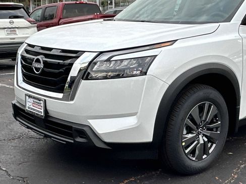 New 2025 Nissan Pathfinder SV image 9