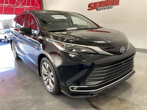 Certified 2024 Toyota Sienna Platinum image 11