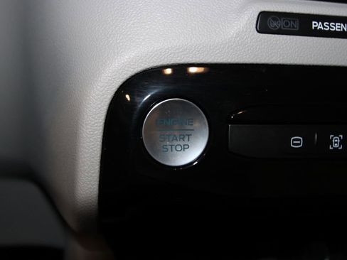 Used 2025 Ford Escape SE w/ Class II Trailer Tow Package FWD image 14