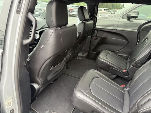 Used 2026 Chrysler Pacifica Select FWD image 11