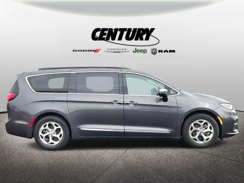 Used 2023 Chrysler Pacifica Limited FWD image 2
