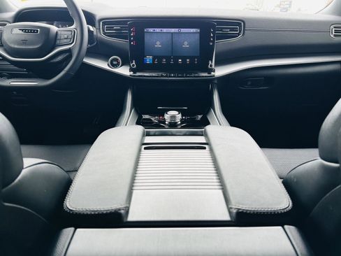 Used 2025 Jeep Wagoneer Series II image 22