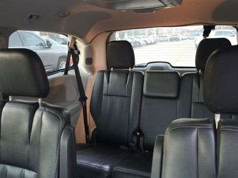 Used 2015 Chrysler Town & Country Touring image 19