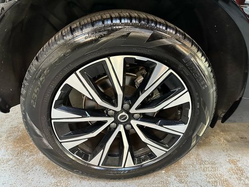 Used 2025 Volvo XC60 B5 Plus image 24