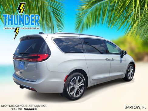 New 2026 Chrysler Pacifica Pinnacle w/ Trailer Tow Group AWD/4WD image 4