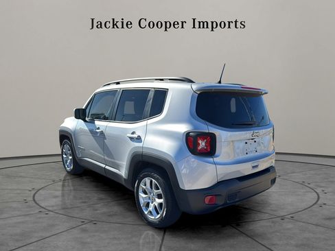 Used 2018 Jeep Renegade Latitude image 3