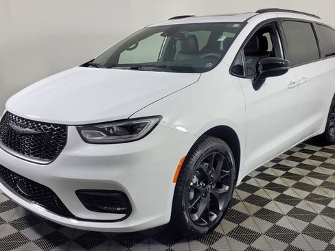 New 2026 Chrysler Pacifica Limited w/ S Appearance Package image 3