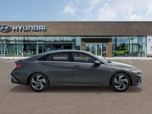Used 2025 Hyundai Elantra Limited FWD image 7