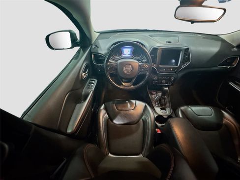 Used 2021 Jeep Cherokee Trailhawk image 3