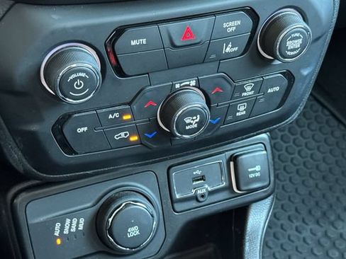 Used 2023 Jeep Renegade Latitude AWD/4WD image 31