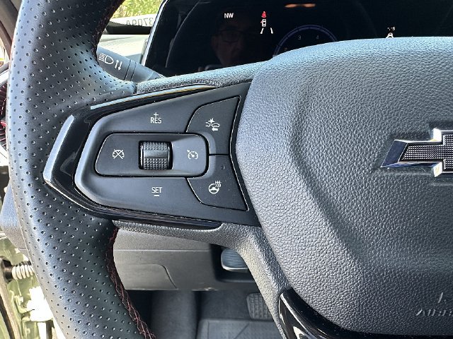 Used 2024 Chevrolet Trax RS w/ Sunroof Package FWD image 24
