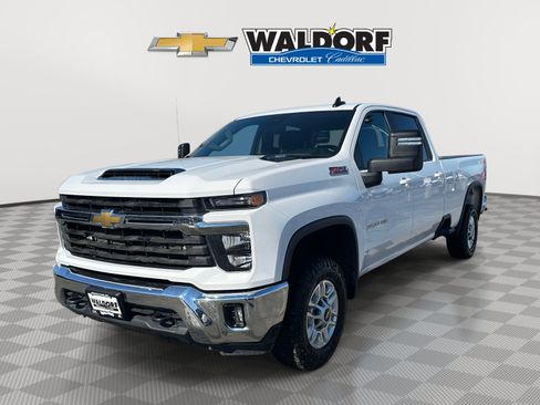 Used 2024 Chevrolet Silverado 2500 LT w/ Convenience Package image 3