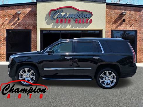 Used 2017 Cadillac Escalade Premium Luxury RWD image 8