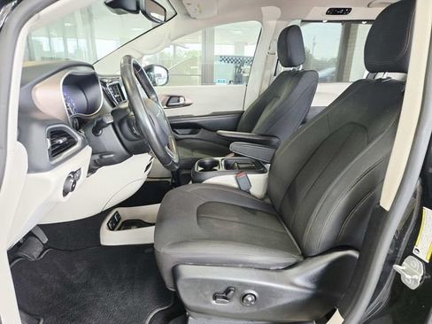 Used 2019 Chrysler Pacifica Touring Plus w/ Advanced Safetytec Group FWD image 8