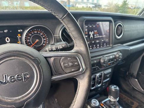 Used 2018 Jeep Wrangler Unlimited Sahara AWD/4WD image 38