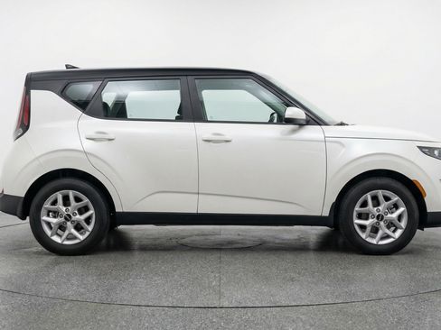 Used 2025 Kia Soul LX w/ LX Technology Package FWD image 11
