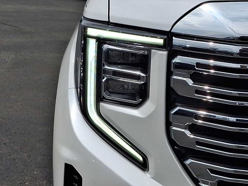 Used 2024 GMC Sierra 1500 Denali w/ Technology Package AWD/4WD image 10