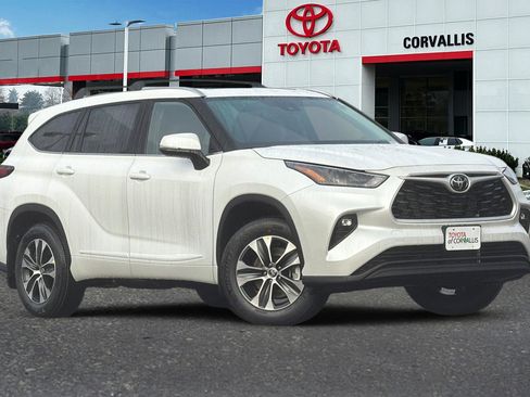 New 2026 Toyota Highlander XLE image 2