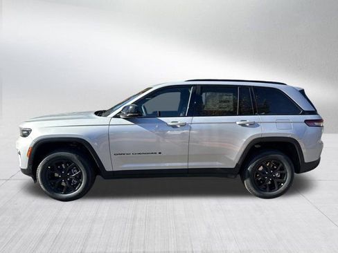 New 2025 Jeep Grand Cherokee Laredo image 8