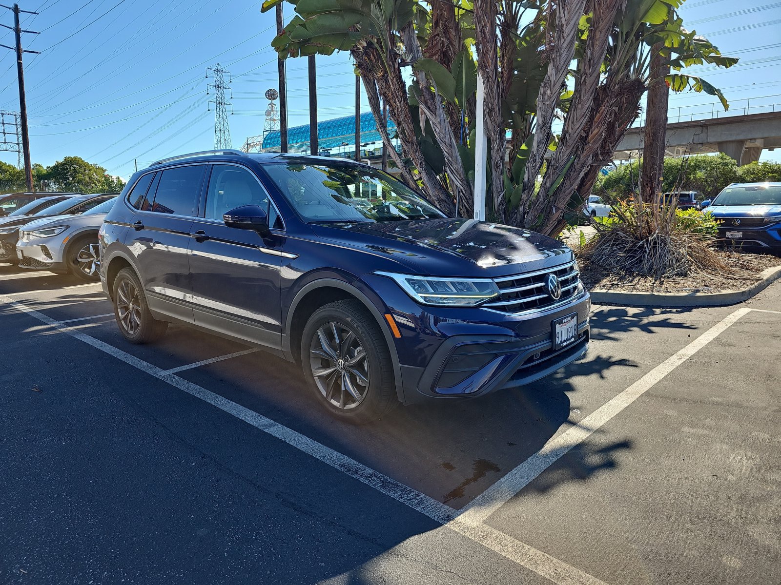 Used 2023 Volkswagen Tiguan SE FWD image 3
