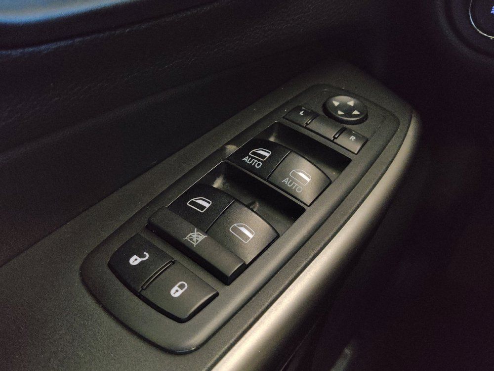 Used 2019 Jeep Cherokee Limited w/ Luxury Group FWD image 27
