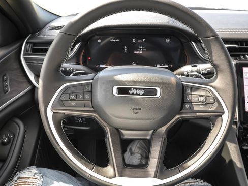 New 2025 Jeep Grand Cherokee Limited w/ Luxury Tech Group II image 30