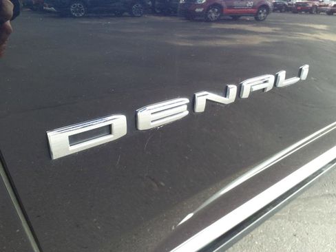 Used 2022 GMC Yukon XL Denali image 2