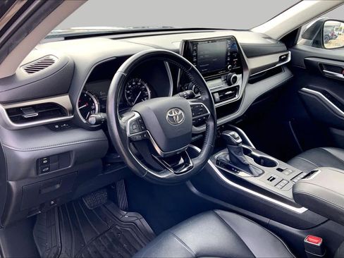 Used 2020 Toyota Highlander XLE AWD/4WD image 16