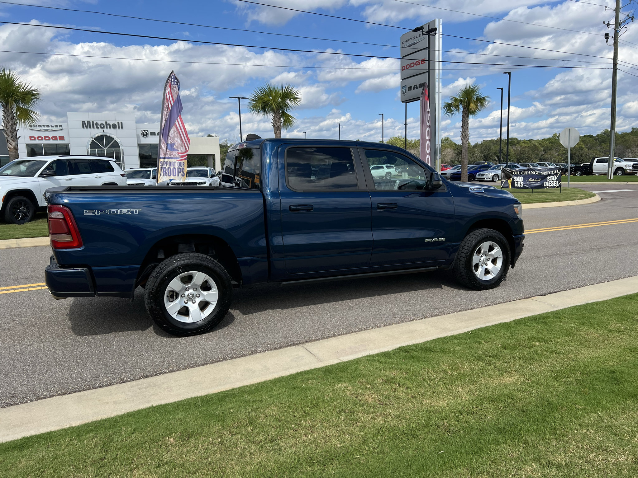 Used 2023 RAM 1500 Big Horn AWD/4WD image 3