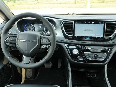 Used 2025 Chrysler Pacifica Limited FWD image 28
