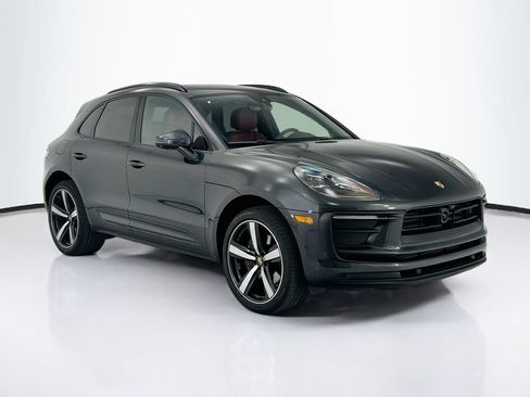 Certified 2025 Porsche Macan AWD/4WD image 9