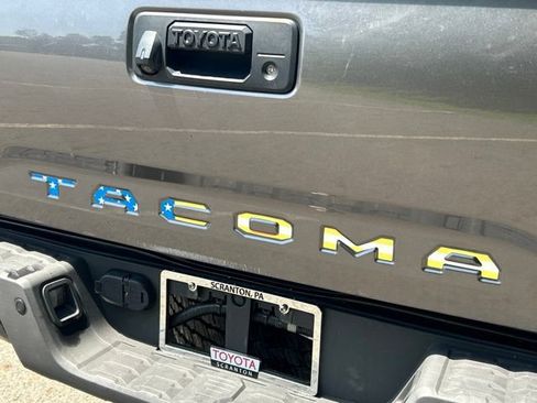 Used 2016 Toyota Tacoma TRD Off-Road w/ Premium & Technology Package AWD/4WD image 14
