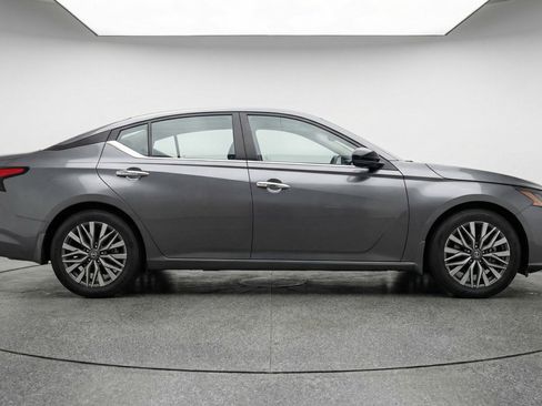 Used 2025 Nissan Altima 2.5 SV FWD image 11