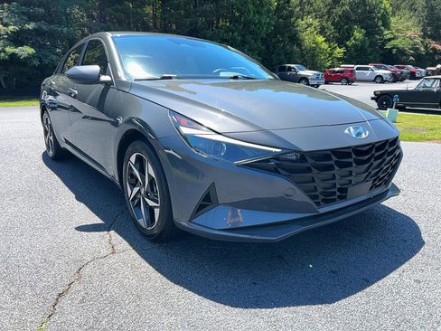 Used 2023 Hyundai Elantra SEL w/ Convenience Package FWD image 3